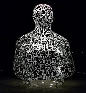 Campus_Westend_Frankfurt_Skulpturen_7_Jaume_Plensa_Vorderansicht