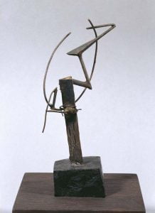 Pequeña escultura del espacio abstracto.