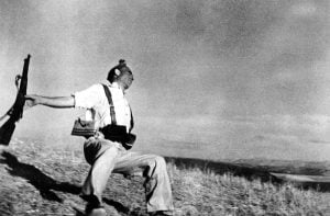 robert-capa-muerte-de-un-miliciano-republicano-frente-de-cordoba-1936