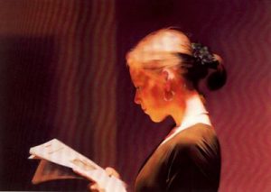 1994. Lesende.