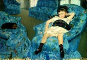 1878. Niña pequeña en un sillón azul.