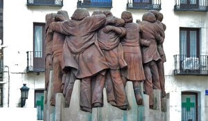 2003. El_Abrazo-Juan_Genoves