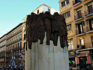 el-abrazo-2003-juan-genoves-escultura-plaza-anton-martin-madrid-espana. En memoria de la matanza de Atocha.